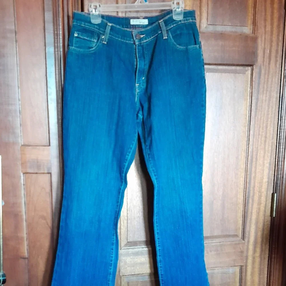 Relaxed Boot Cut Levis 550 Jeans